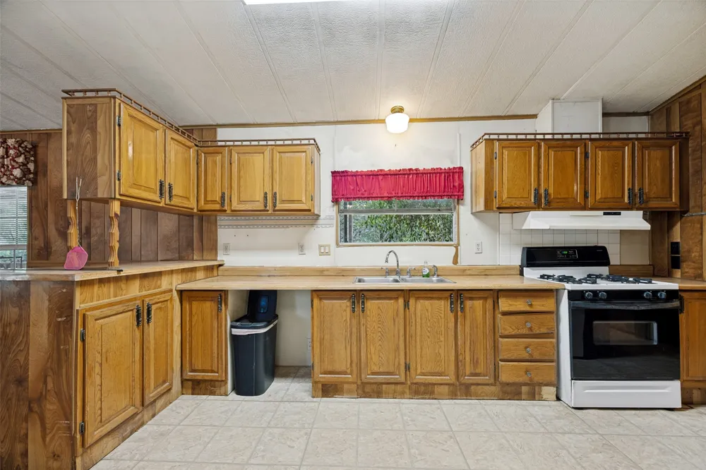 1842 County Road 1105 Ravenna, TX 75476