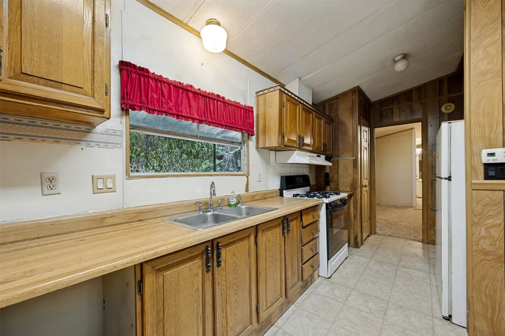 1842 County Road 1105 Ravenna, TX 75476