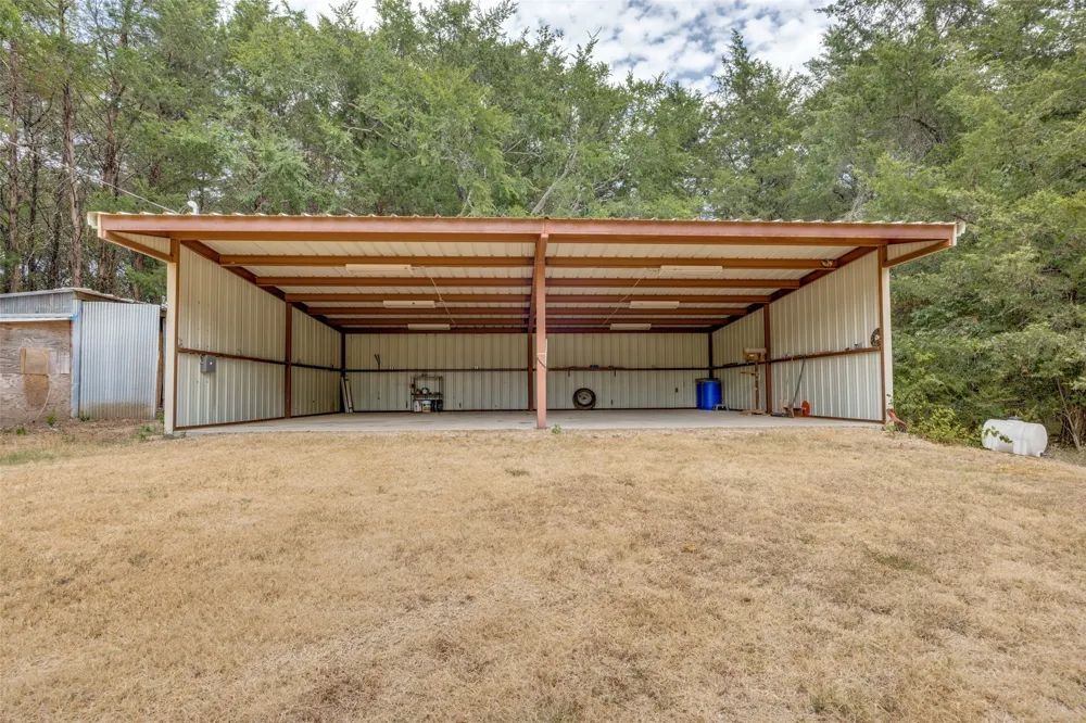 1842 County Road 1105 Ravenna, TX 75476