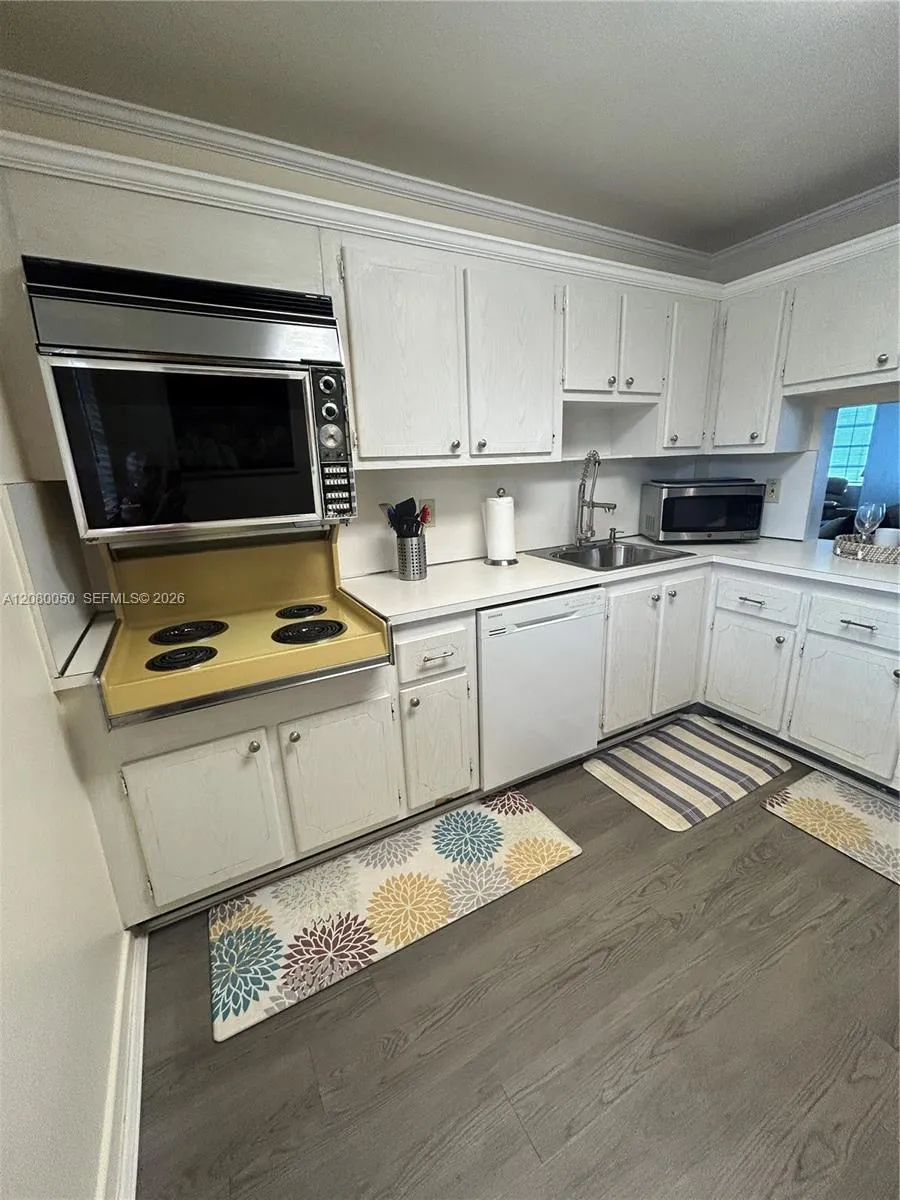 410 SE 2nd St #318 Hallandale Beach, FL 33009