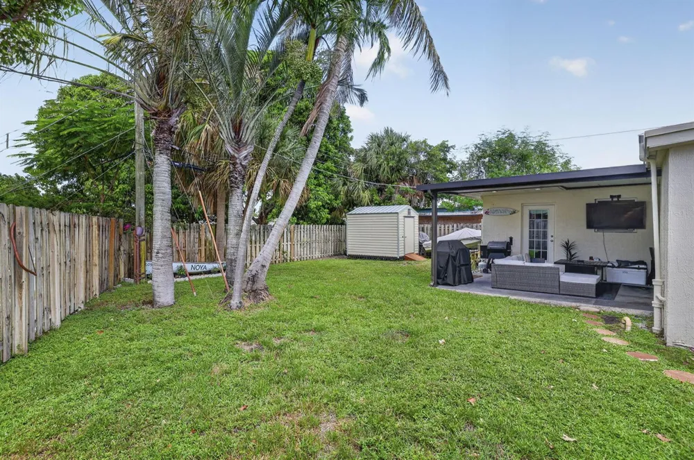 1633 NE 51st Court Pompano Beach, FL 33064