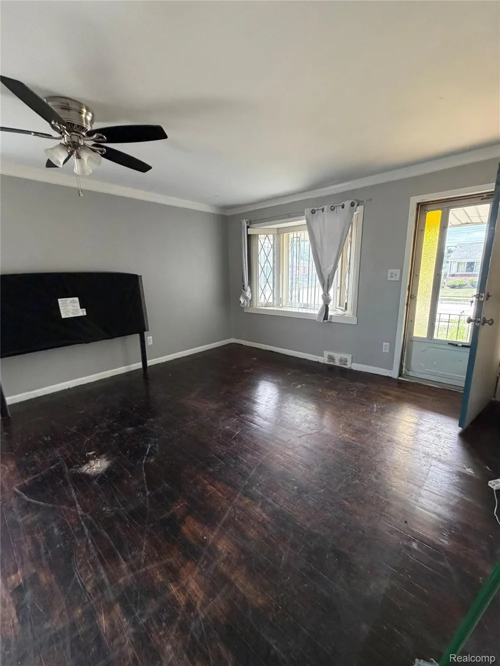 28302 Edward Street Roseville City, MI 48066