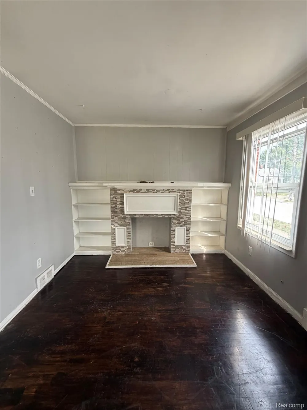 28302 Edward Street Roseville City, MI 48066