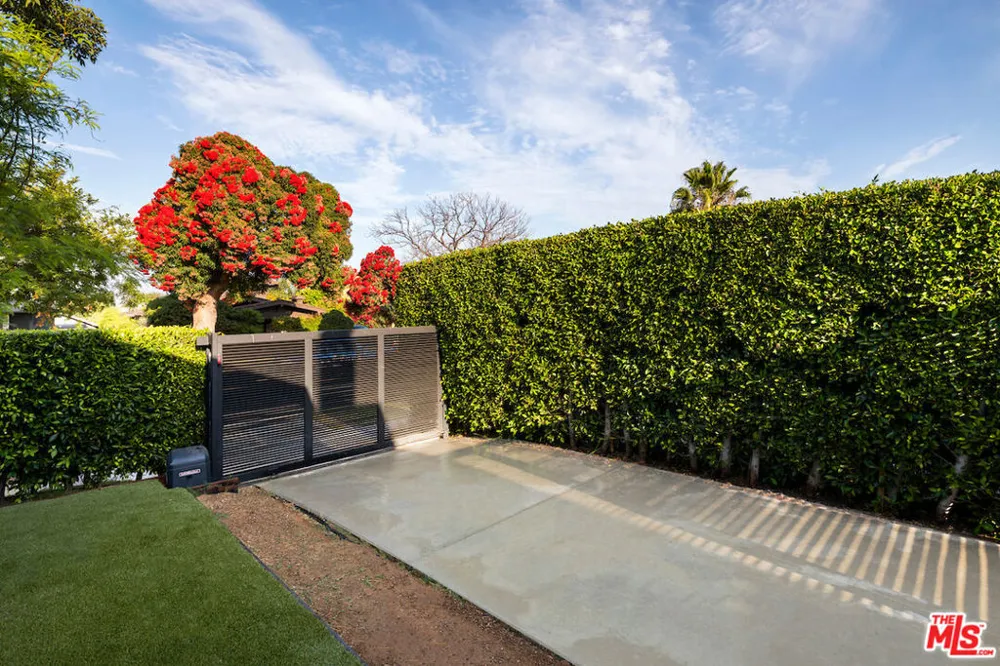 5319 West Boulevard Los Angeles, CA 90043