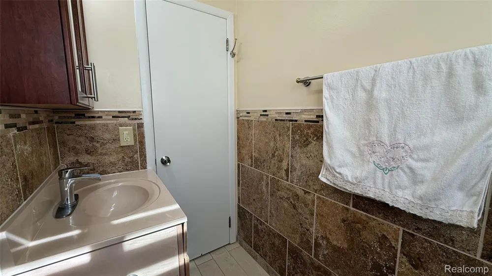 25828 Cherry Hill Road Dearborn Heights City, MI 48127