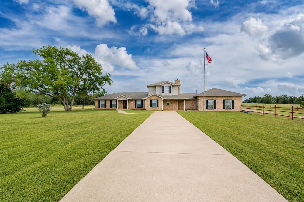 1506 Harwood Road Luling, TX 78648
