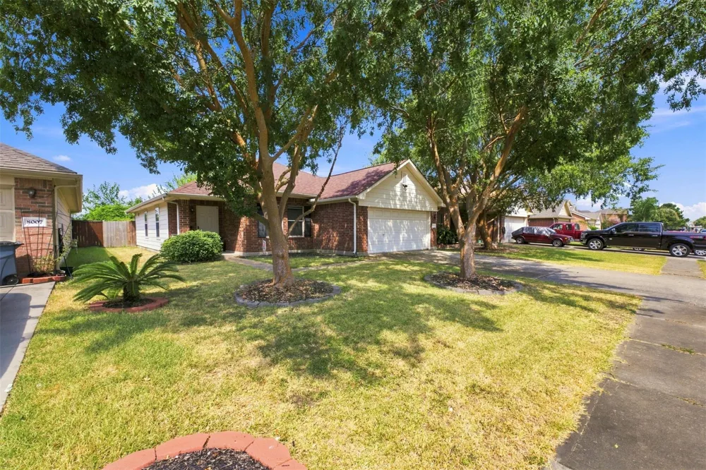 8011 Ginger Park Drive Baytown, TX 77521