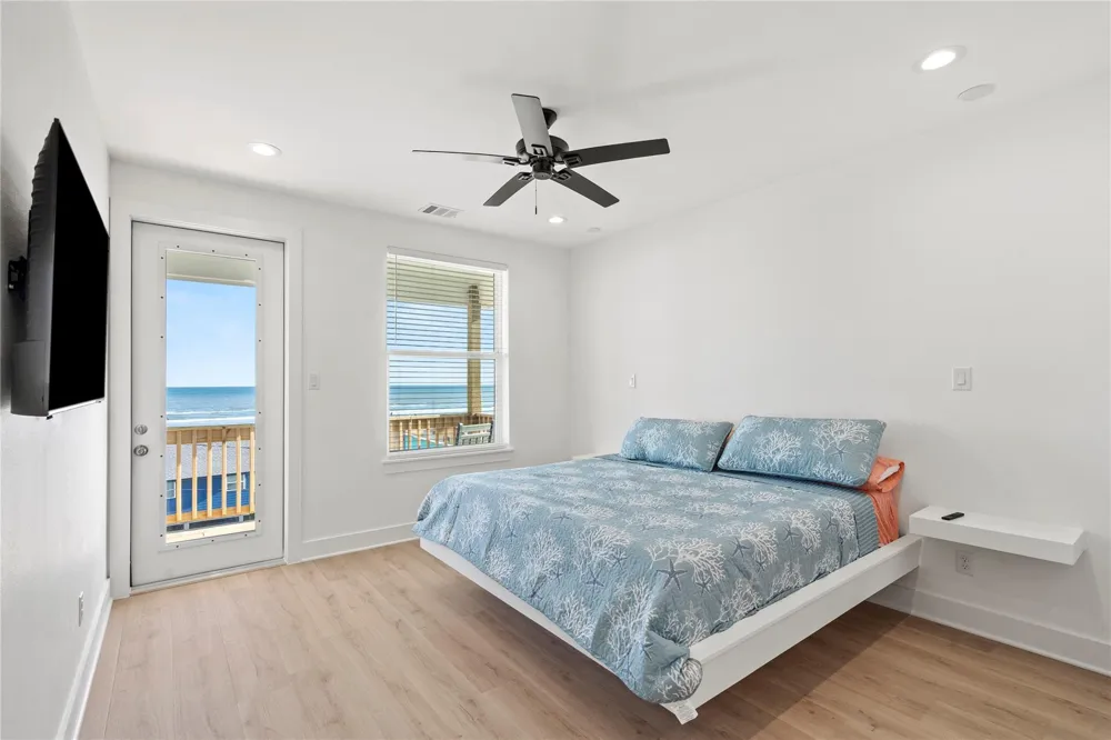 17418 Bristow Galveston, TX 77554