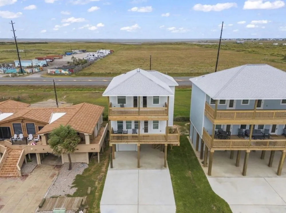 17418 Bristow Galveston, TX 77554