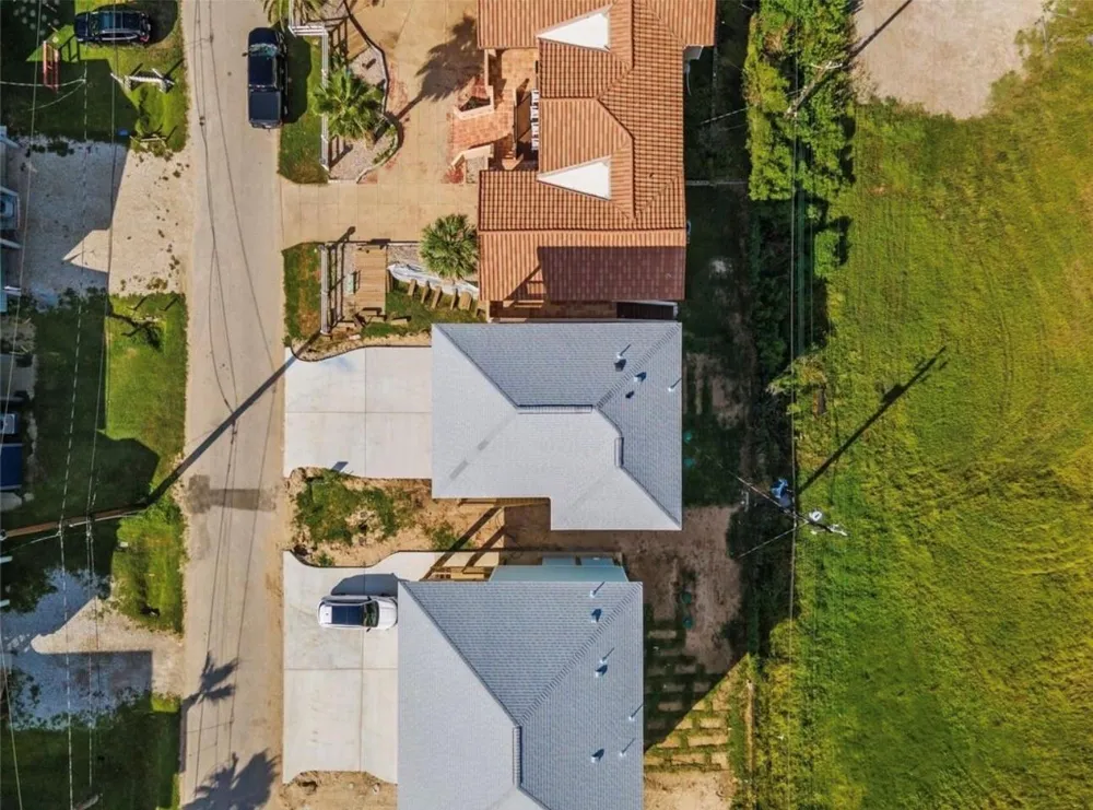 17418 Bristow Galveston, TX 77554
