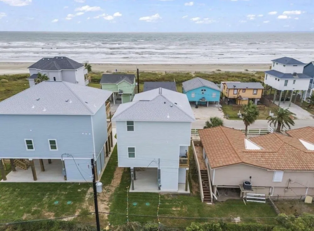 17418 Bristow Galveston, TX 77554