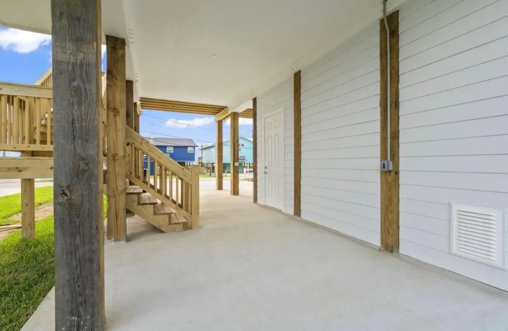 17418 Bristow Galveston, TX 77554