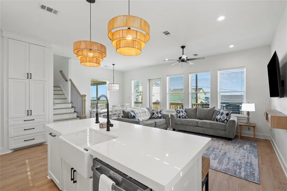 17418 Bristow Galveston, TX 77554