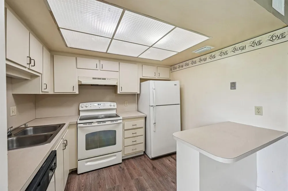 4682 OAK TERRACE DRIVE #4682 