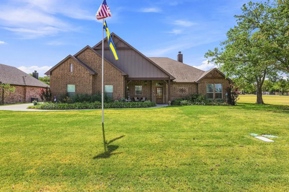 603 E Burks Street Pilot Point, TX 76258