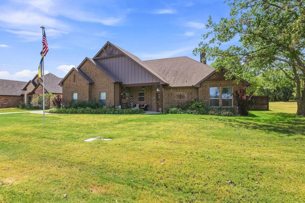 603 E Burks Street Pilot Point, TX 76258