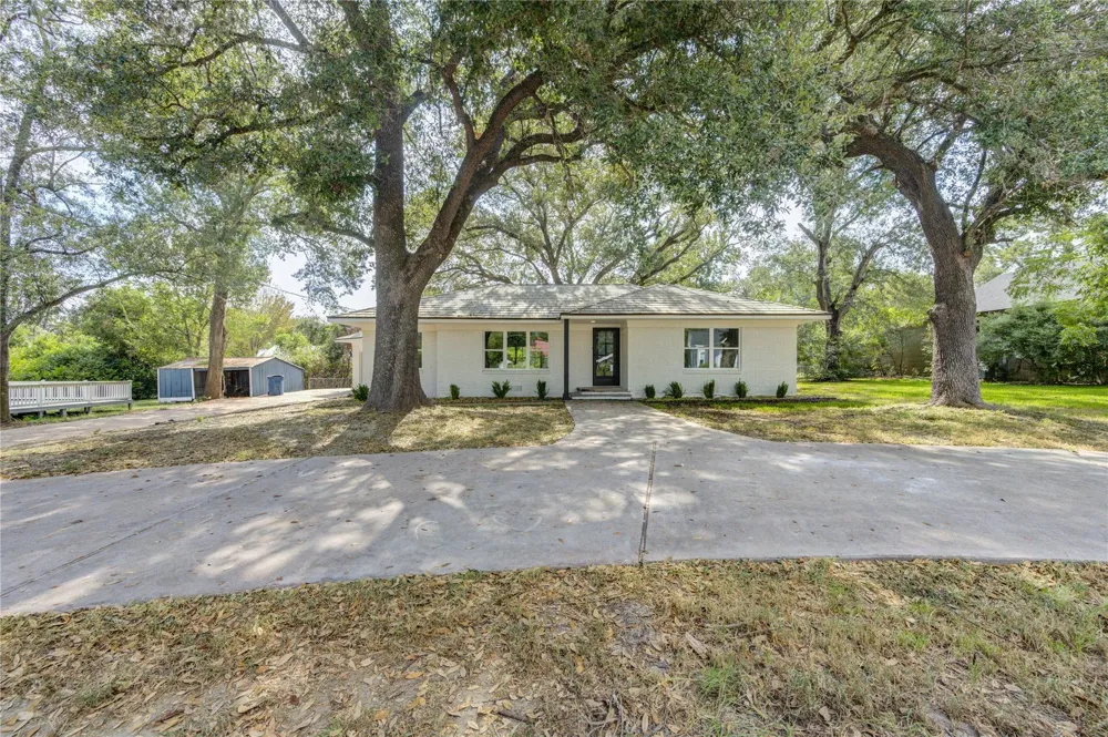 713 S Holland Street Bellville, TX 77418