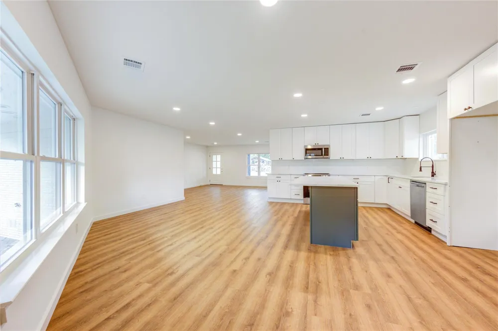 713 S Holland Street Bellville, TX 77418