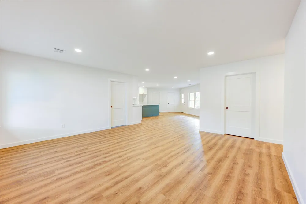 713 S Holland Street Bellville, TX 77418