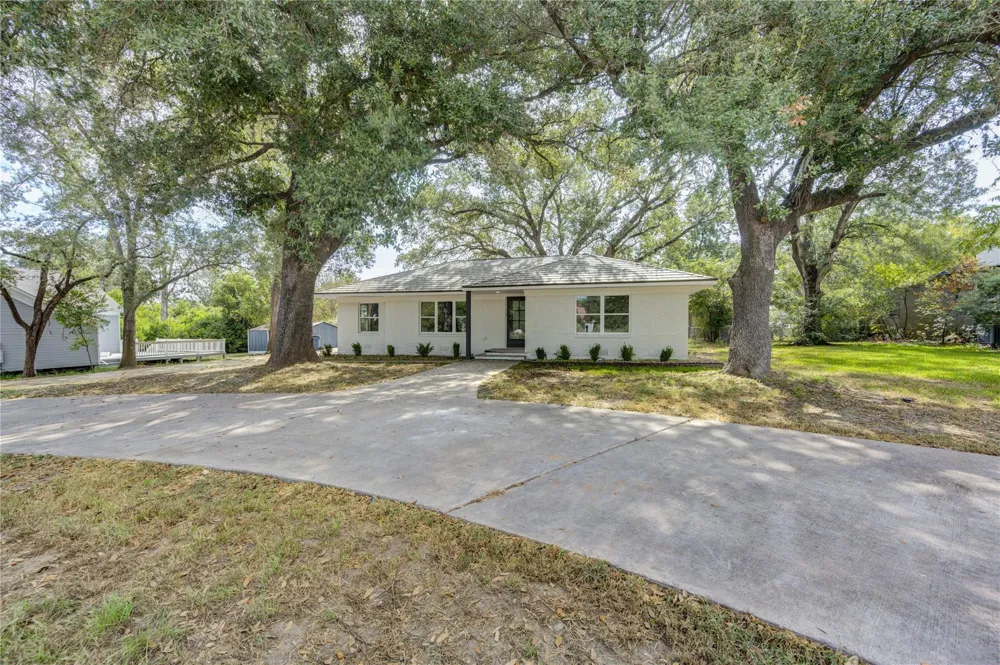 713 S Holland Street Bellville, TX 77418