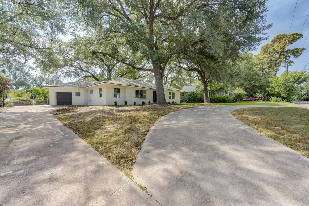 713 S Holland Street Bellville, TX 77418