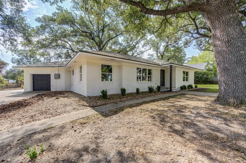 713 S Holland Street Bellville, TX 77418