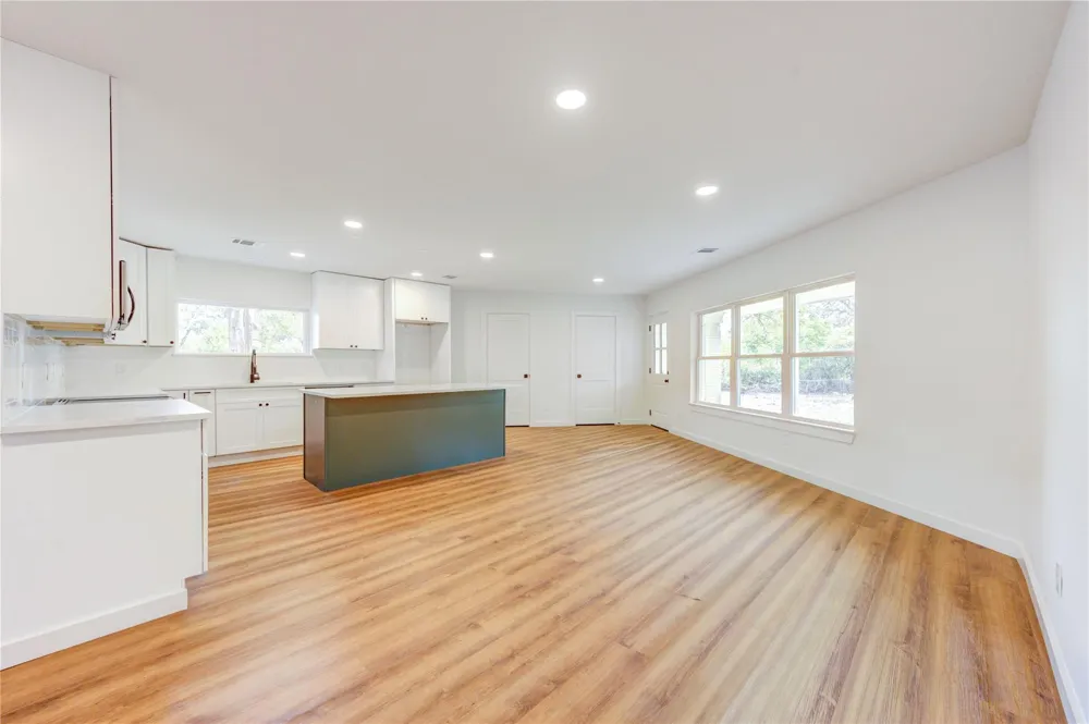 713 S Holland Street Bellville, TX 77418