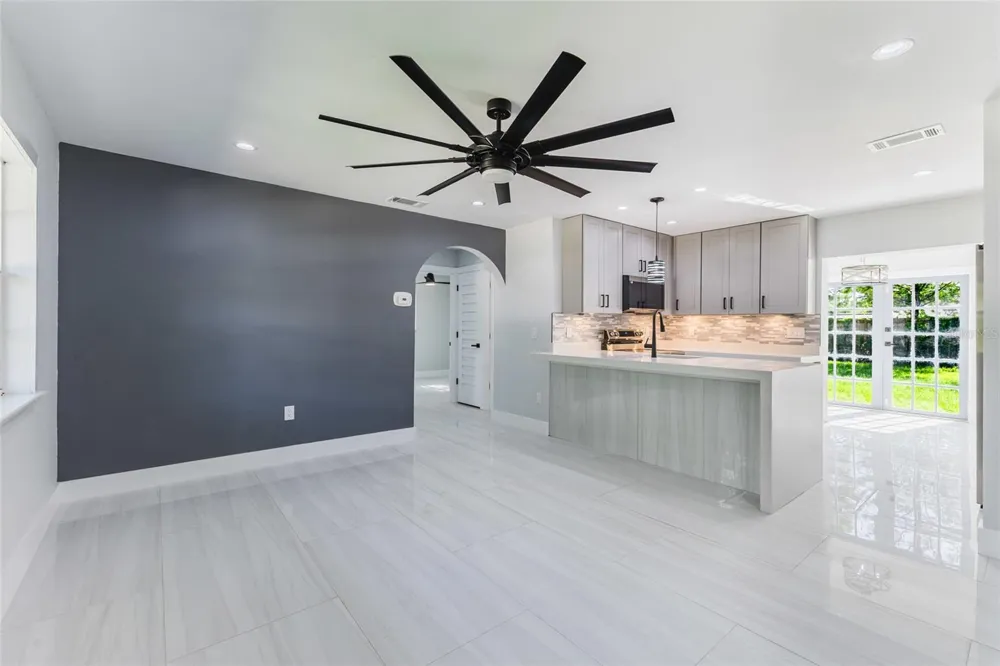 639 HAND AVENUE Sarasota, FL 34232