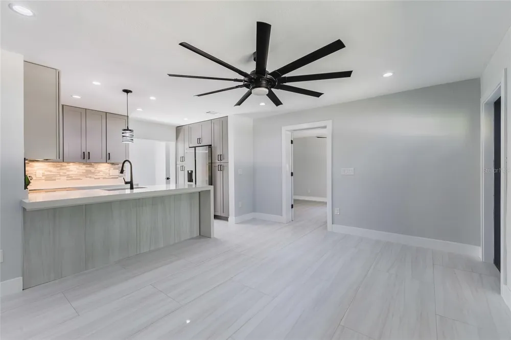 639 HAND AVENUE Sarasota, FL 34232