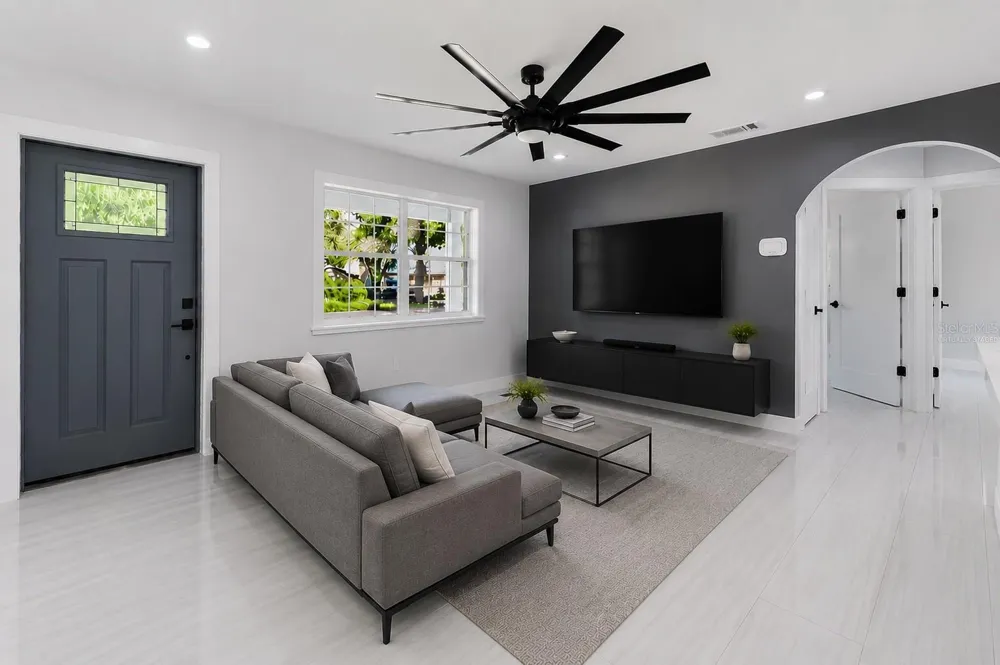 639 HAND AVENUE Sarasota, FL 34232