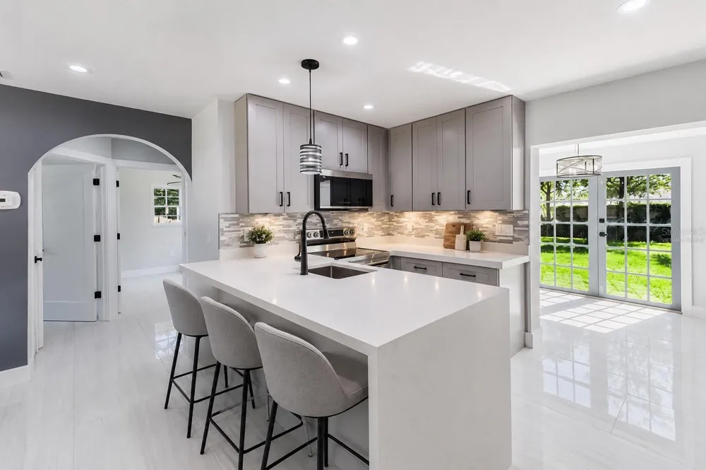 639 HAND AVENUE Sarasota, FL 34232