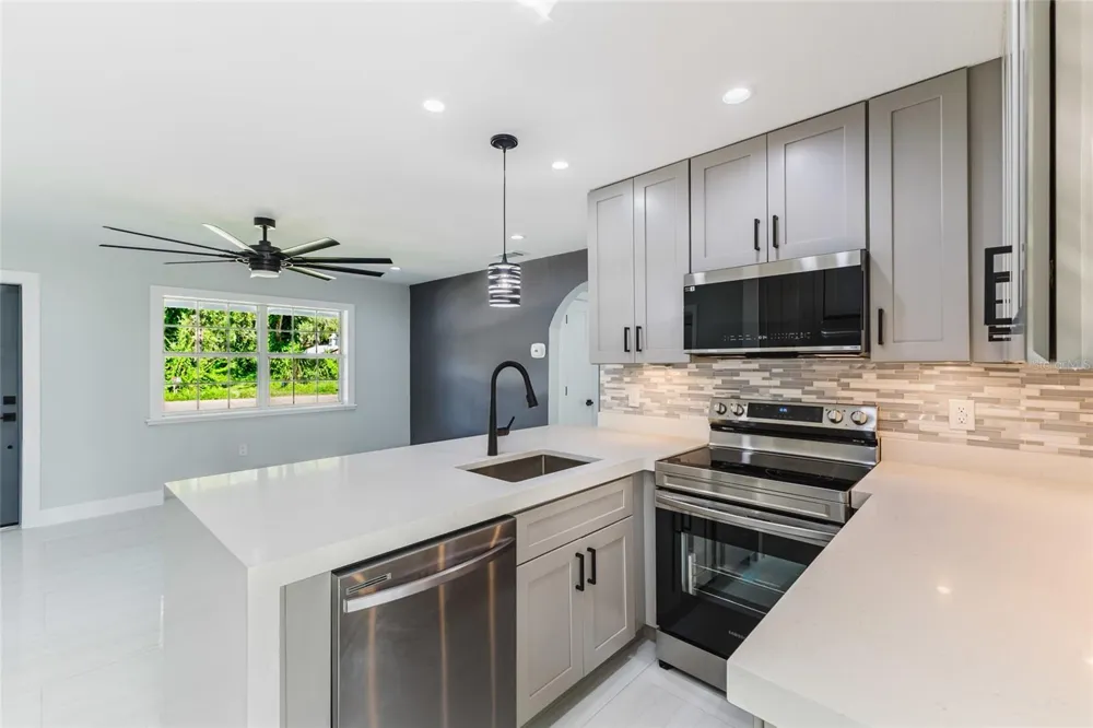 639 HAND AVENUE Sarasota, FL 34232