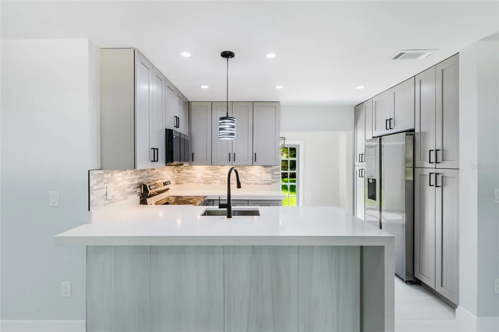 639 HAND AVENUE Sarasota, FL 34232