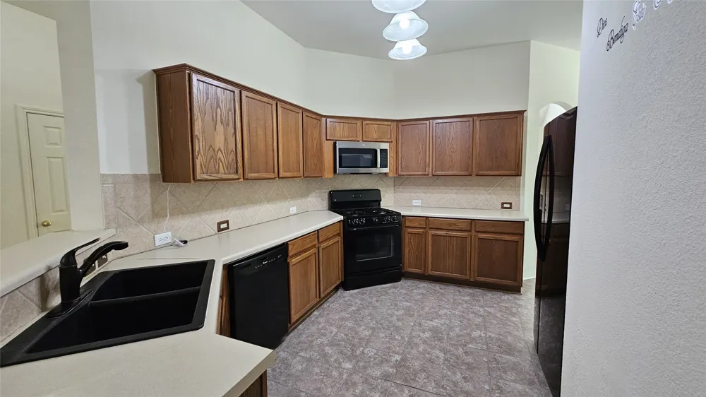 107 HELEN Cove Hutto, TX 78634