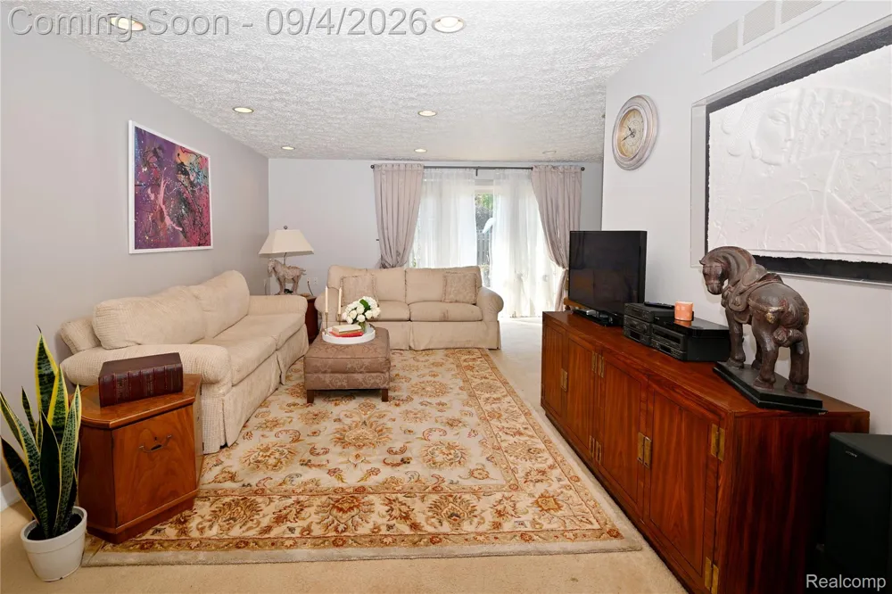 668 Randall Drive Troy City, MI 48085