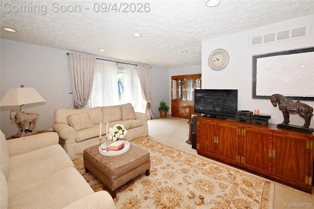 668 Randall Drive Troy City, MI 48085