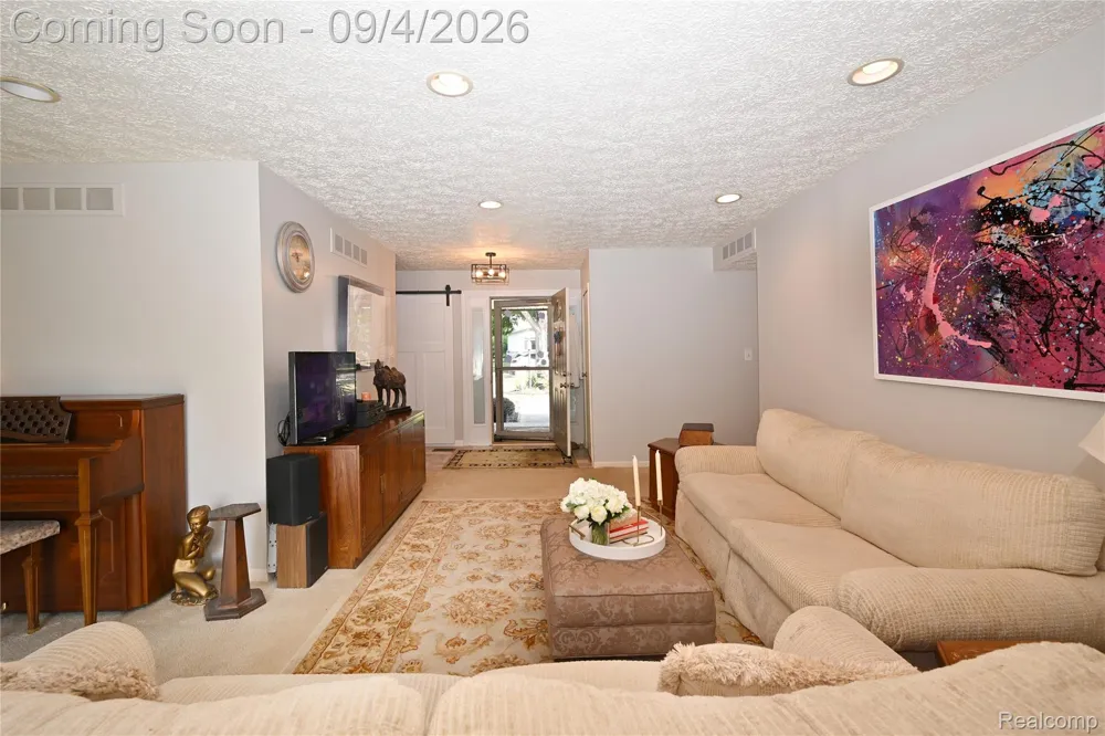 668 Randall Drive Troy City, MI 48085
