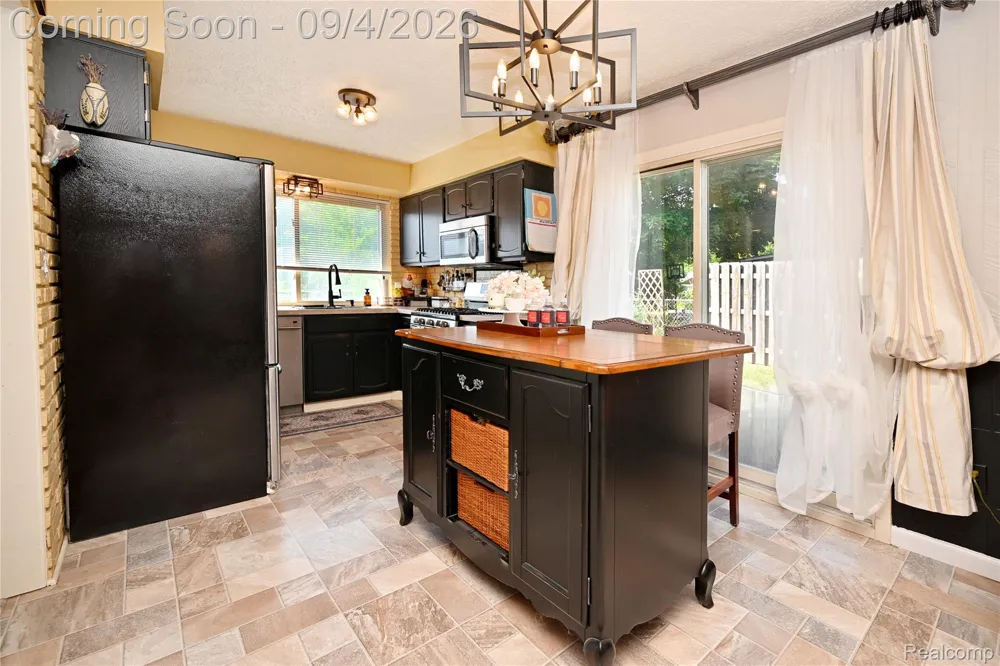 668 Randall Drive Troy City, MI 48085