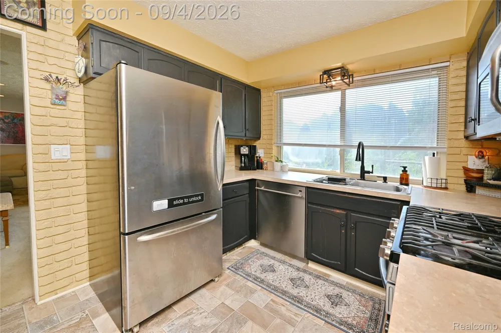 668 Randall Drive Troy City, MI 48085