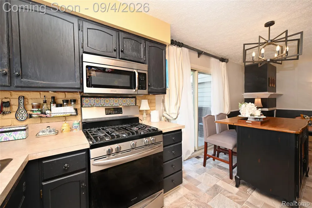 668 Randall Drive Troy City, MI 48085