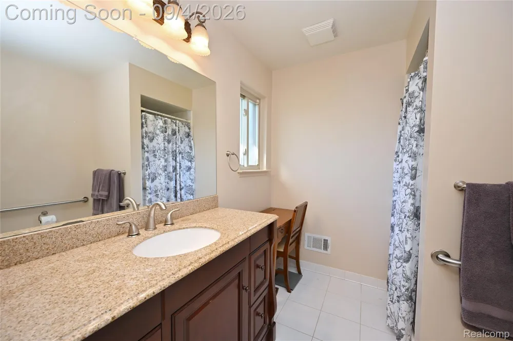 668 Randall Drive Troy City, MI 48085