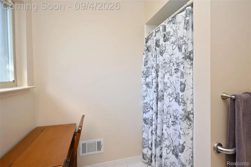 668 Randall Drive Troy City, MI 48085