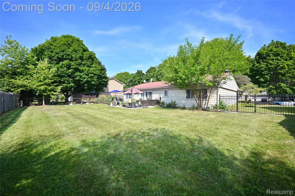 668 Randall Drive Troy City, MI 48085