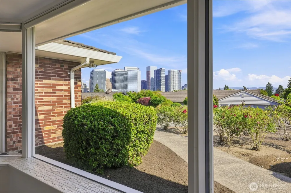 9810 Vineyard Crest Bellevue, WA 98004