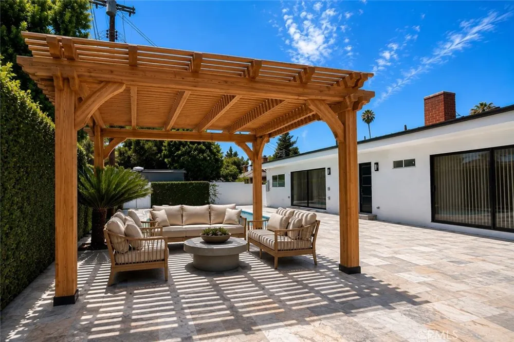 19930 Hatton Street Winnetka, CA 91306