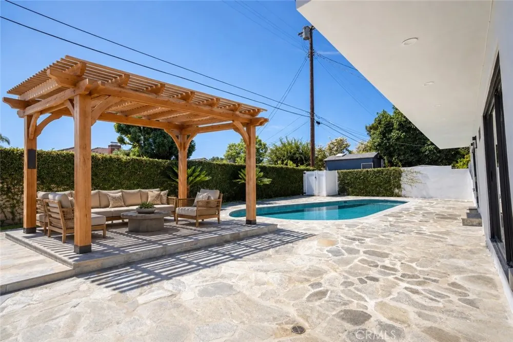 19930 Hatton Street Winnetka, CA 91306