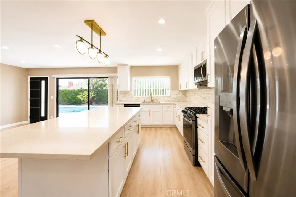 19930 Hatton Street Winnetka, CA 91306