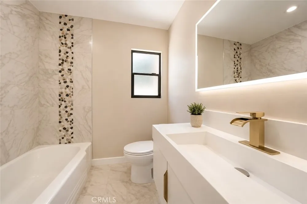 19930 Hatton Street Winnetka, CA 91306