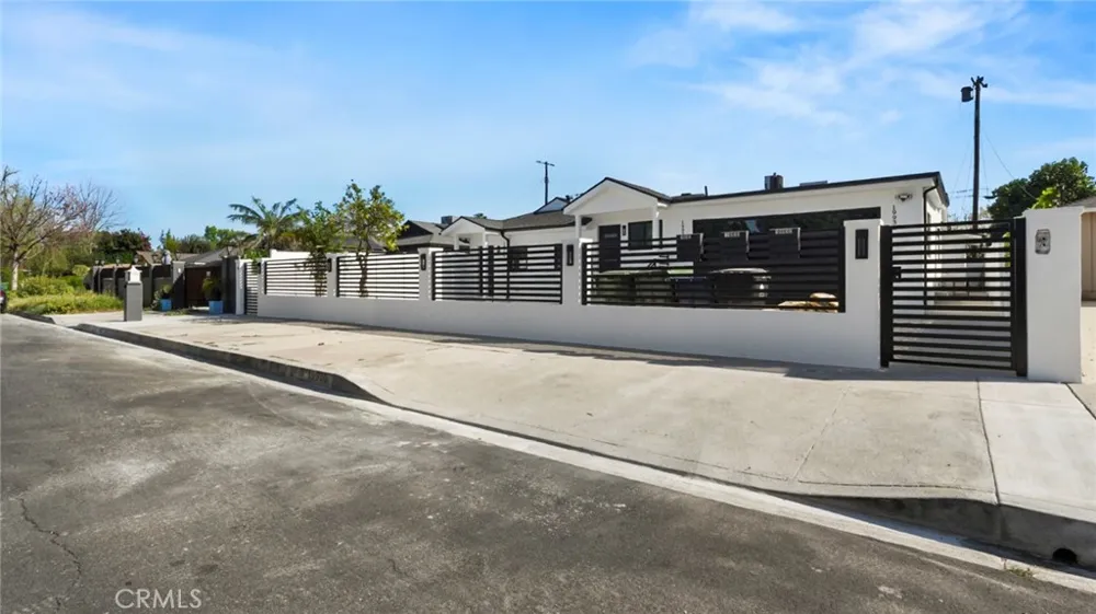 19930 Hatton Street Winnetka, CA 91306