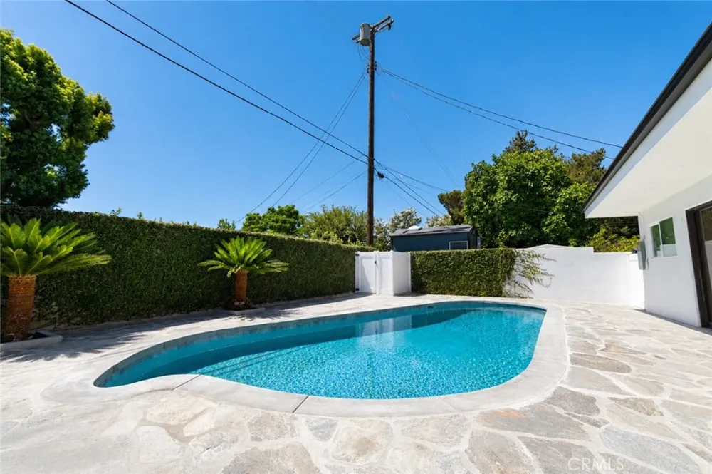 19930 Hatton Street Winnetka, CA 91306